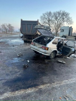 В Буденновском округе при столкновении грузовика и легкового автомобиля пострадали два человека