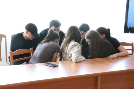 Сотрудники Городского Дома Культуры устроили для учеников ессентукской школы № 1 увлекательную программу «Державы Российской Герои»!