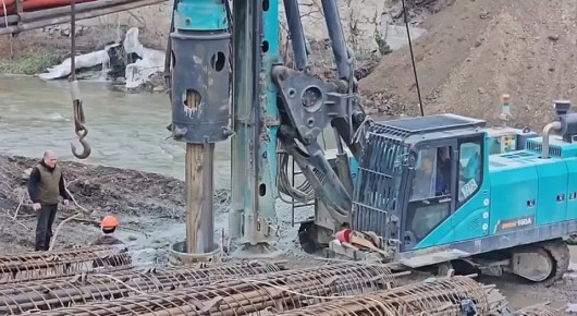 Дмитрий Ворошилов: Еще немного о мосте.. Уже начались работы по строительству именно нового моста. На первой опоре ведется монтаж свайного поля под фундамент: работает буровая установка, в пробуренные скважины...