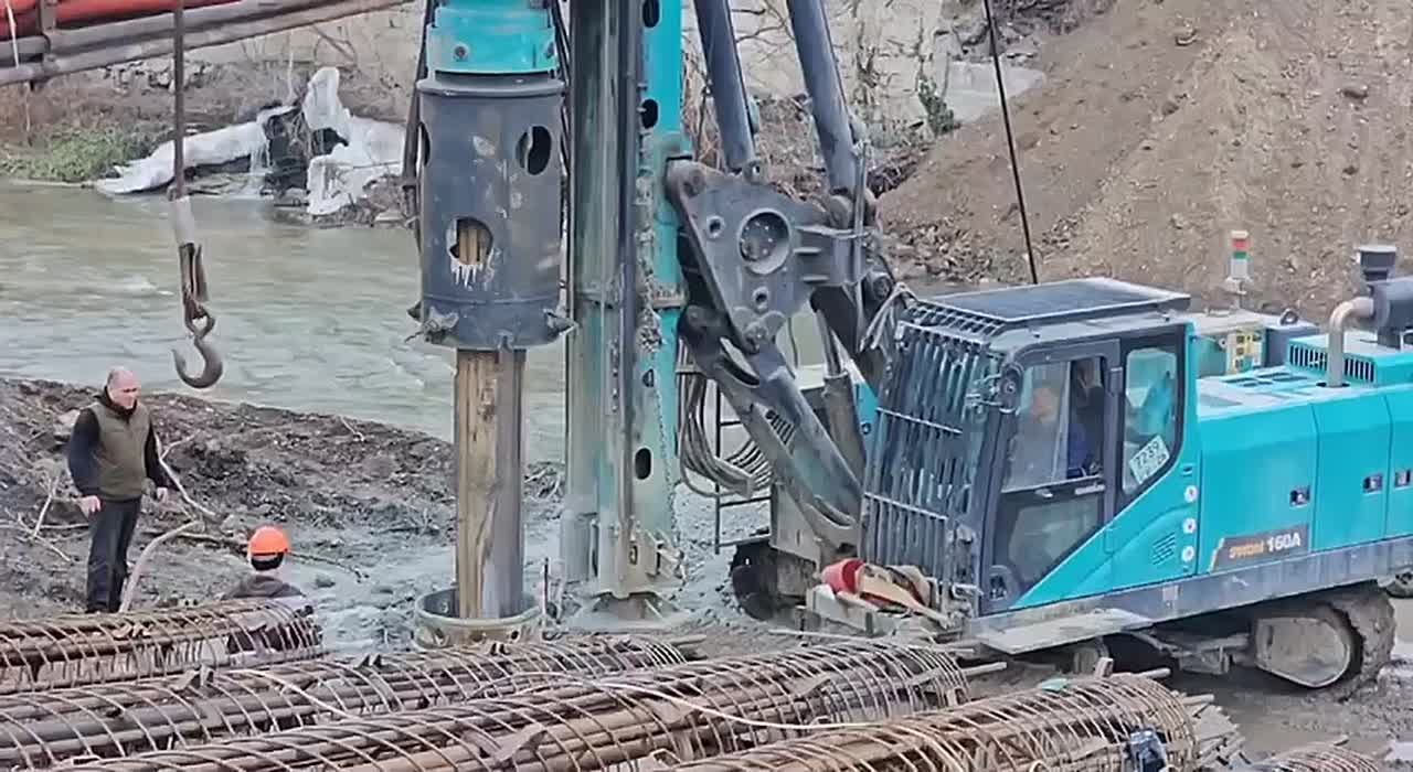 Дмитрий Ворошилов: Еще немного о мосте.. Уже начались работы по строительству именно нового моста. На первой опоре ведется монтаж свайного поля под фундамент: работает буровая установка, в пробуренные скважины...