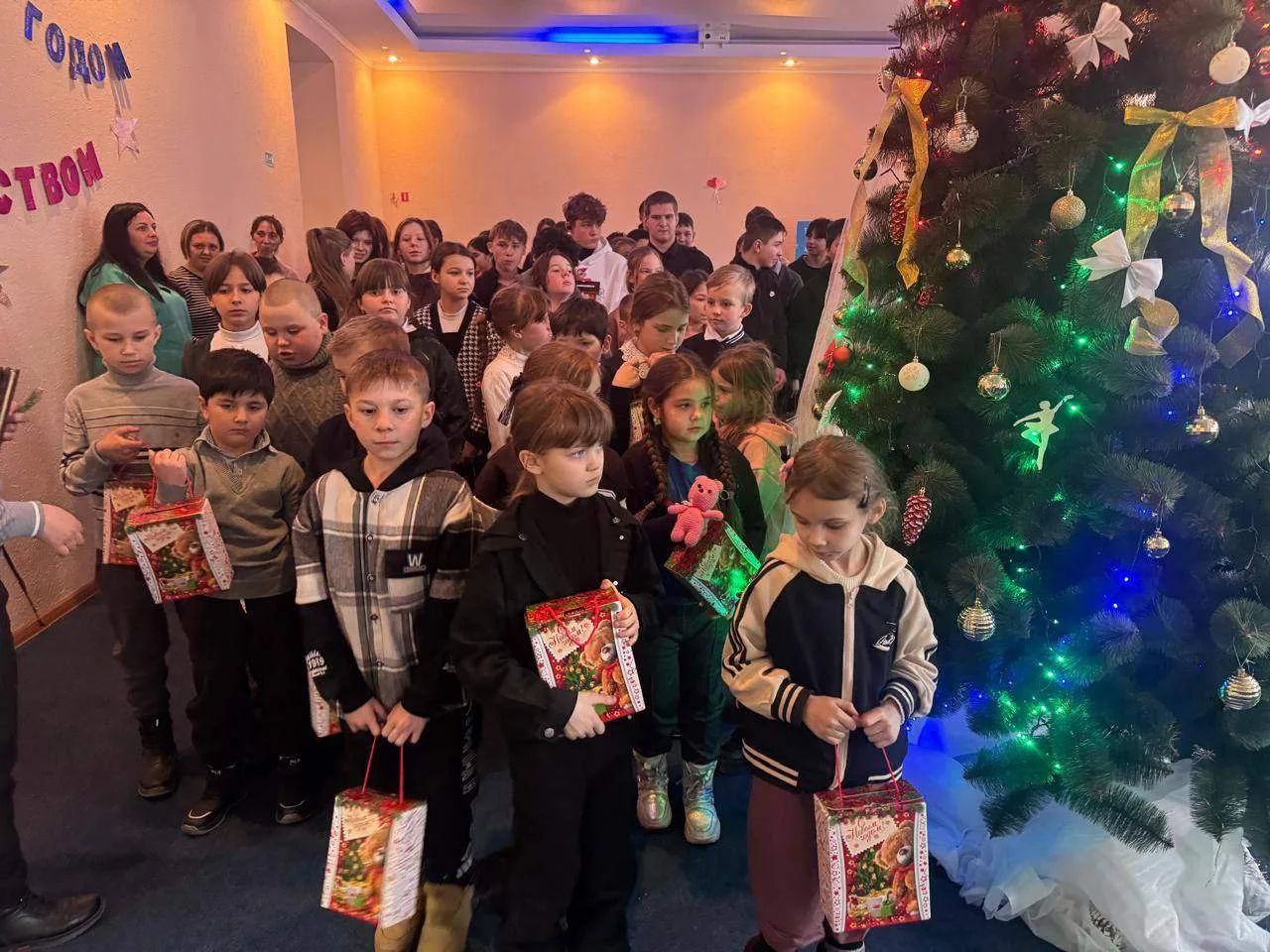 Волонтёры из Пятигорска совершили поездку в Луганскую Народную Республику, чтобы подарить детям настоящий зимний праздник Волонтёры из Пятигорска совершили поездку в Луганскую Народную Республику, чтобы подарить детям настоящий зимний праздник