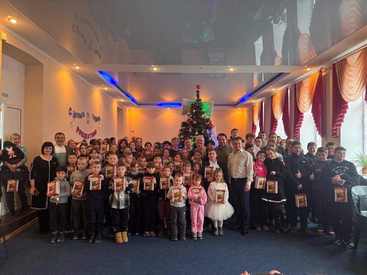 Волонтёры из Пятигорска совершили поездку в Луганскую Народную Республику, чтобы подарить детям настоящий зимний праздник Волонтёры из Пятигорска совершили поездку в Луганскую Народную Республику, чтобы подарить детям настоящий зимний праздник