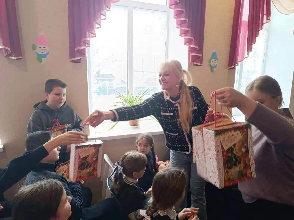 Волонтёры из Пятигорска совершили поездку в Луганскую Народную Республику, чтобы подарить детям настоящий зимний праздник
