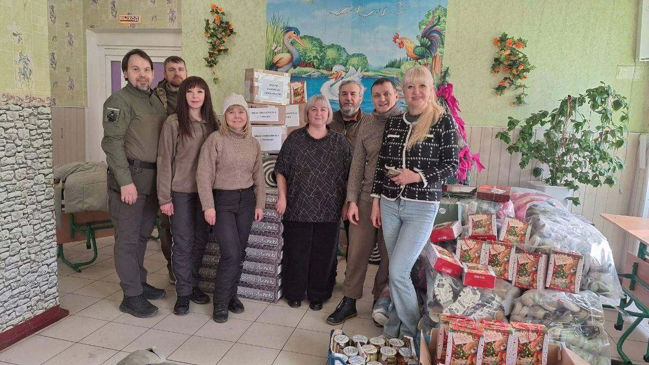 Волонтёры из Пятигорска совершили поездку в Луганскую Народную Республику, чтобы подарить детям настоящий зимний праздник Волонтёры из Пятигорска совершили поездку в Луганскую Народную Республику, чтобы подарить детям настоящий зимний праздник