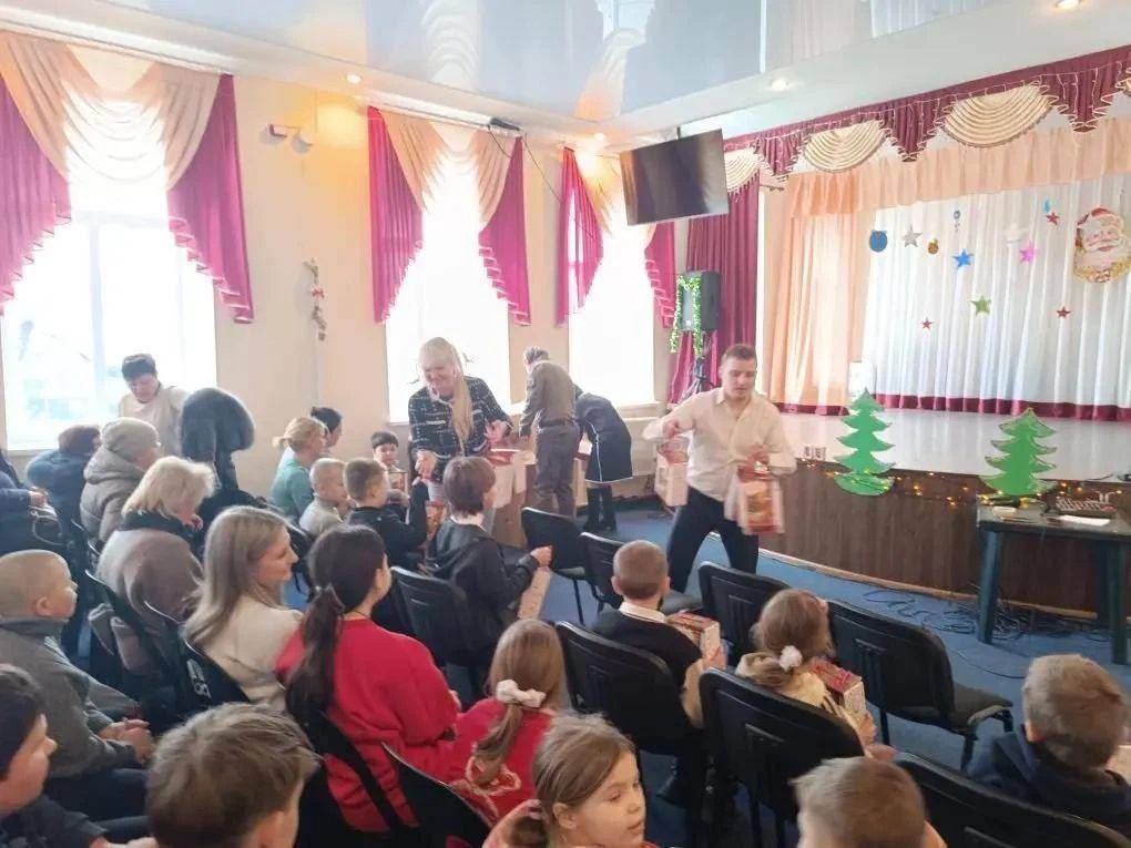 Волонтёры из Пятигорска совершили поездку в Луганскую Народную Республику, чтобы подарить детям настоящий зимний праздник Волонтёры из Пятигорска совершили поездку в Луганскую Народную Республику, чтобы подарить детям настоящий зимний праздник