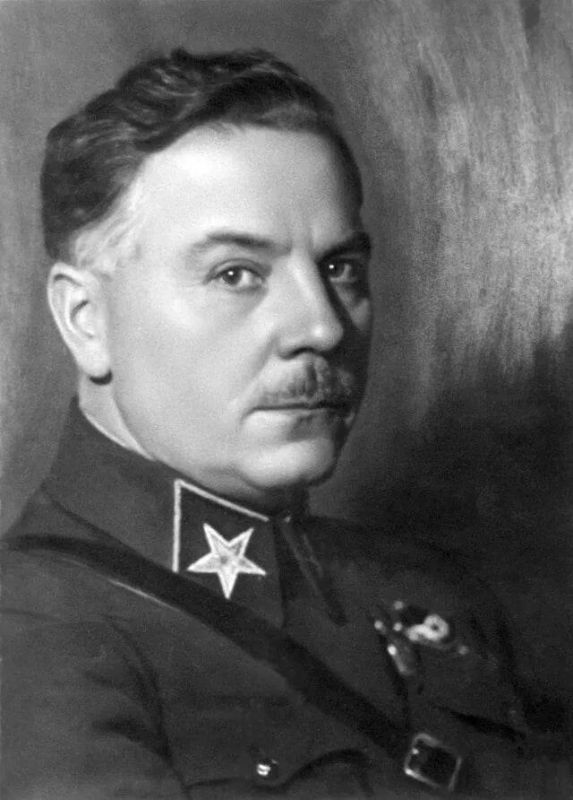 «И стал ещё родимей нам Ворошилов Клим...»