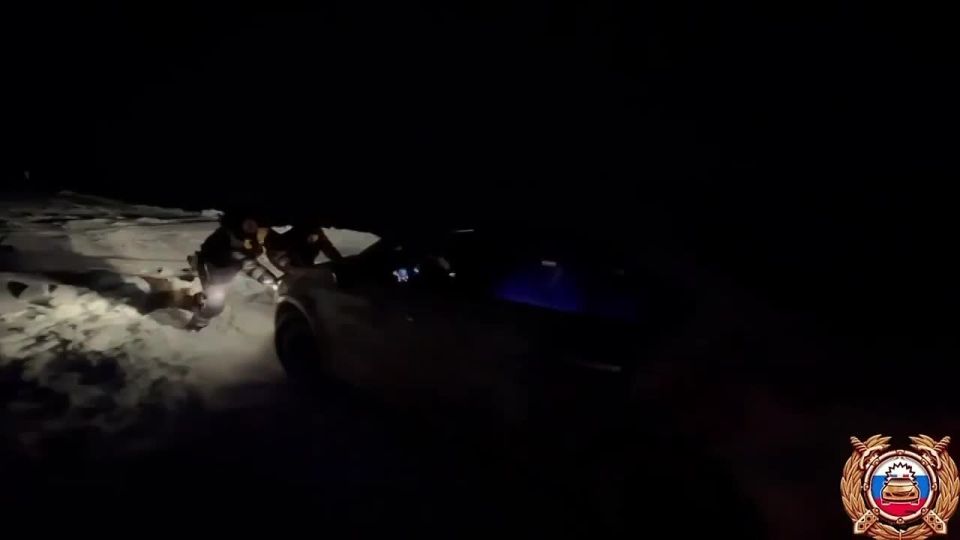 Сотрудники Госавтоинспекции Ставрополья оказывают помощь водителям на заснеженных дорогах