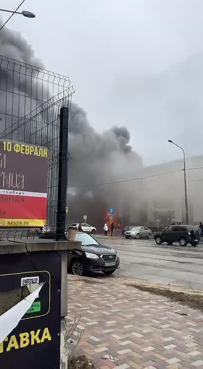 В Ставрополе сильный пожар — загорелся магазин, продающий аккумуляторы