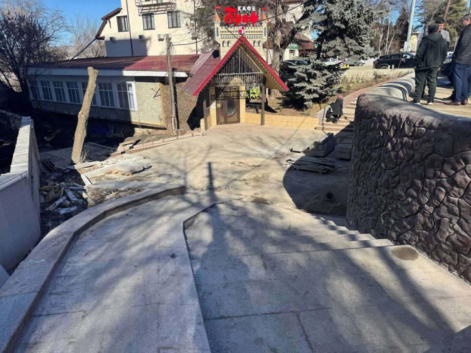 Продолжаем рубрику «Будни Главы»! Сегодня в центре нашего внимания три точки: сквер на улице Велинградской, пешеходный переход на Кирова, подъём к музею Солженицына