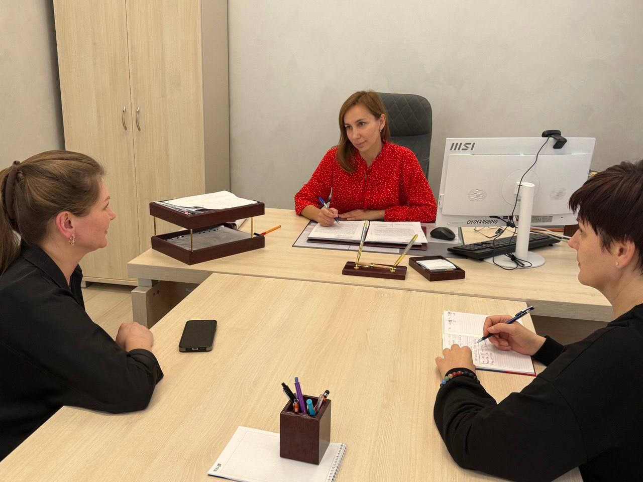 Работа с населением: отработка наказов, личные приемы граждан, встречи с жителями Работа с населением: отработка наказов, личные приемы граждан, встречи с жителями