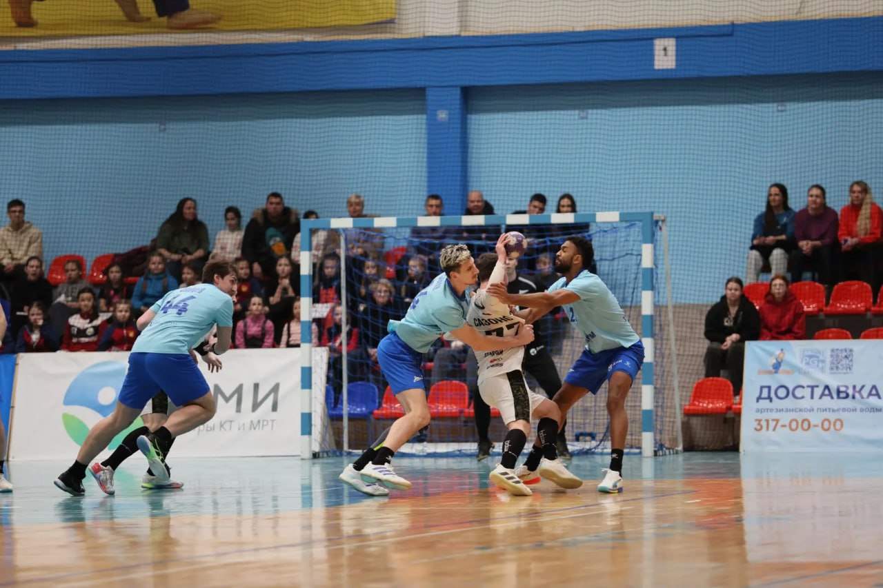 Встреча с чемпионом. В очередном матче чемпионата России в мужской суперлиге гандболисты ставропольского «Виктора» в Санкт-Петербурге мерились силами с действующими обладателями титула из «Зенита»