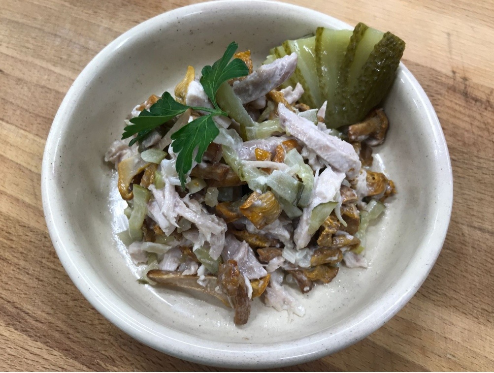 Нежный салат с ветчиной, грибами и хрустящими огурцами