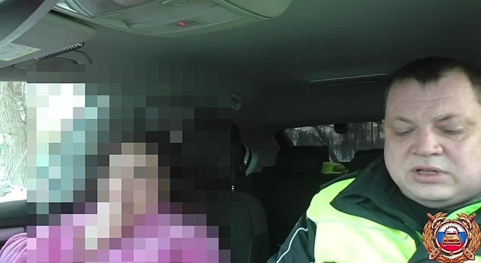 Так, нарядом ДПС Госавтоинспекции Буденновского округа при обеспечении безопасности дорожного движения в селе Стародубском был остановлен автомобиль Опель, водитель которого явно менял направление движения