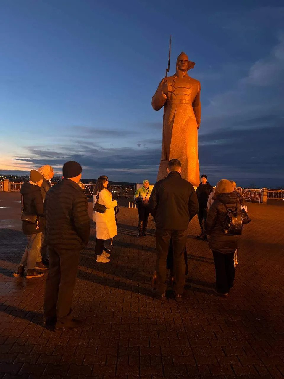Жители и гости Ставрополя приняли участие в экскурсии «Свидание с городом», которая открыла романтическую сторону города — тихие улочки, уютные дворики и исторические уголки в вечернем освещении Жители и гости Ставрополя приняли участие в экскурсии «Свидание с городом», которая открыла романтическую сторону города — тихие улочки, уютные дворики и исторические уголки в вечернем освещении
