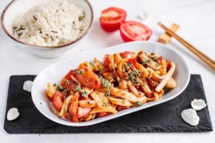 Кальмары с соусом сладкий чили и рисом жасмин: идеальное сочетание