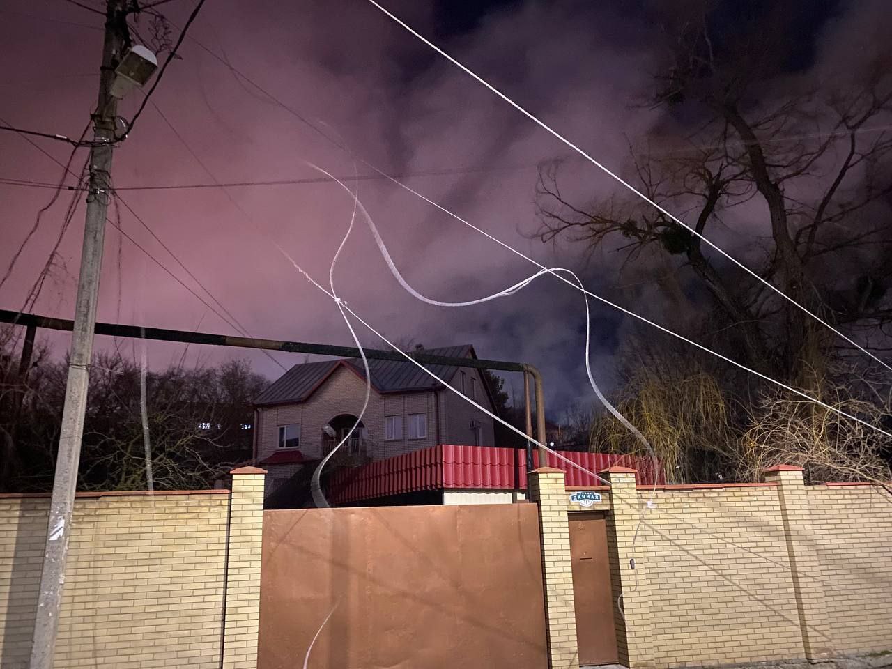 Сильный ветер сносит деревья в Ставрополе Сильный ветер сносит деревья в Ставрополе