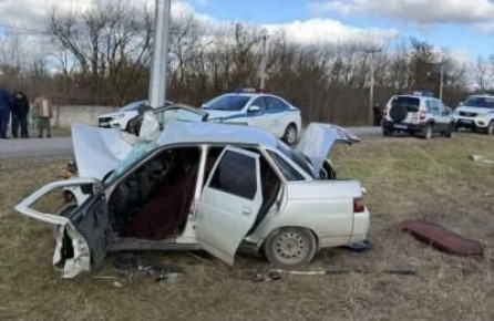 На Ставрополье водитель «Лады» погиб при столкновении с опорой ЛЭП