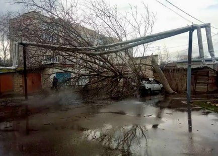 Последствия сильного ветра устраняют на Ставрополье