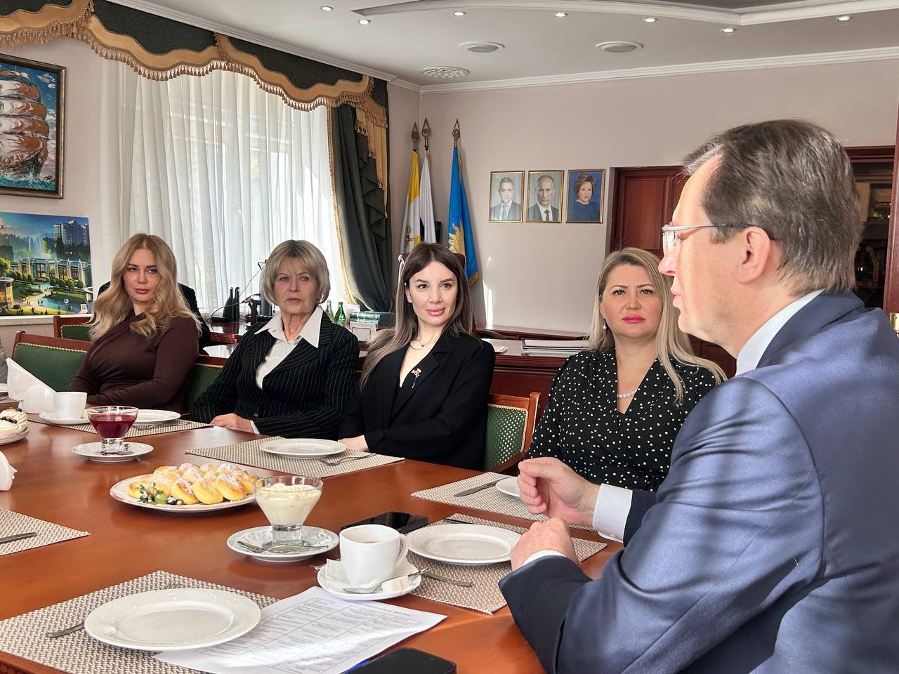 Евгений Моисеев: Позавтракали сегодня с главными экскурсоводами курорта Евгений Моисеев: Позавтракали сегодня с главными экскурсоводами курорта