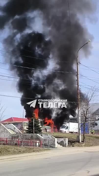 Автобус сгорел в Ставрополе на парковке магазина