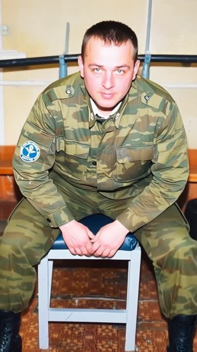 Акцию «Служили и служим» продолжает начальник Отделения Госавтоинспекции ОМВД России «Арзгирский» капитан полиции Денис Сиденко