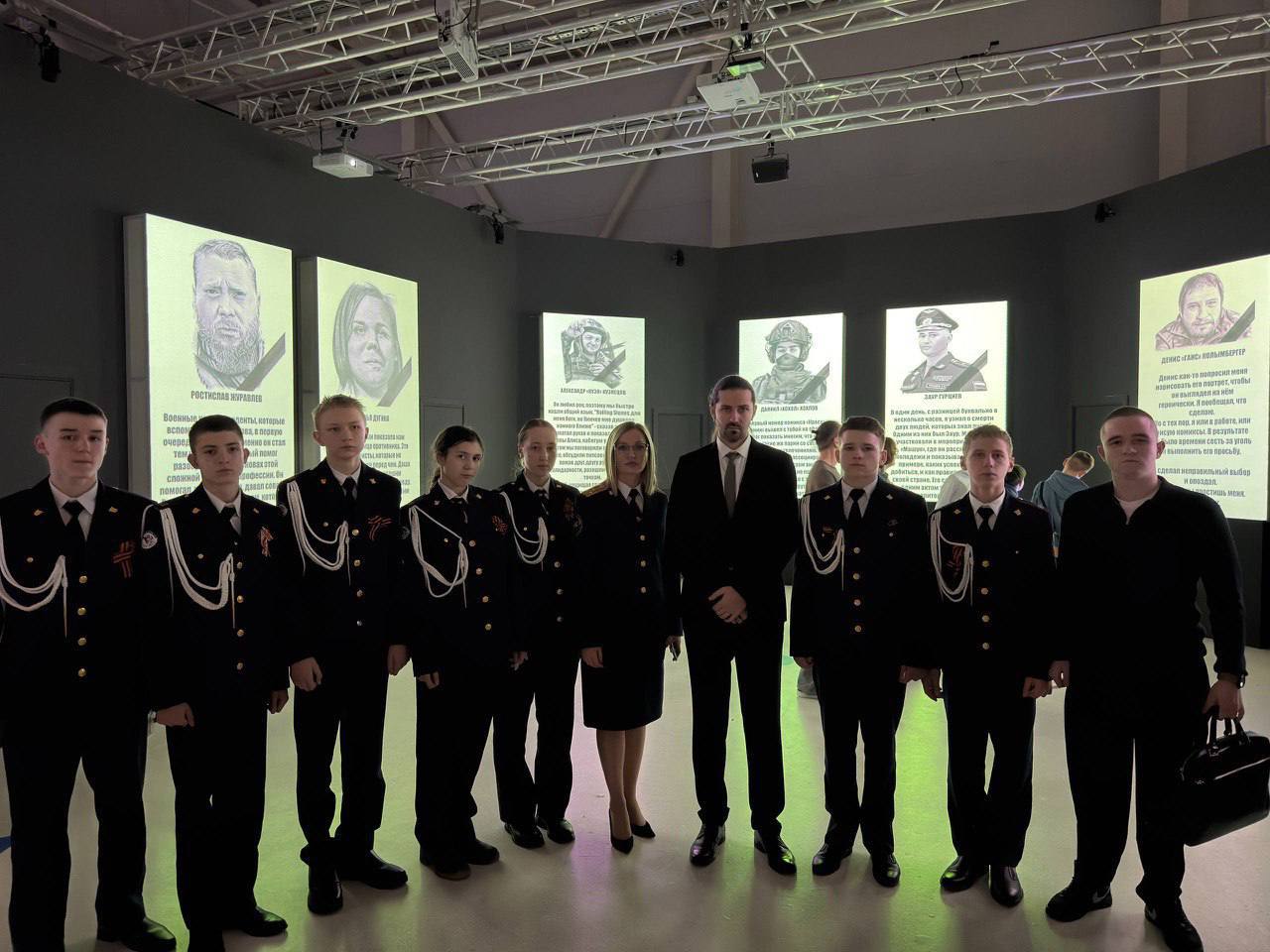 В Ставрополе кадеты и следователи СК России посетили художественную выставку «Судьбы» В Ставрополе кадеты и следователи СК России посетили художественную выставку «Судьбы»