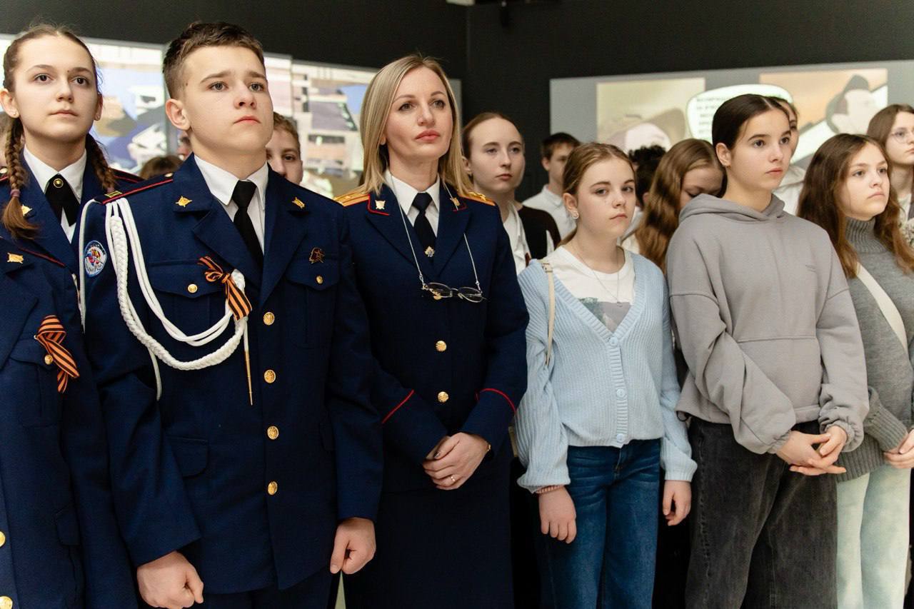 В Ставрополе кадеты и следователи СК России посетили художественную выставку «Судьбы»