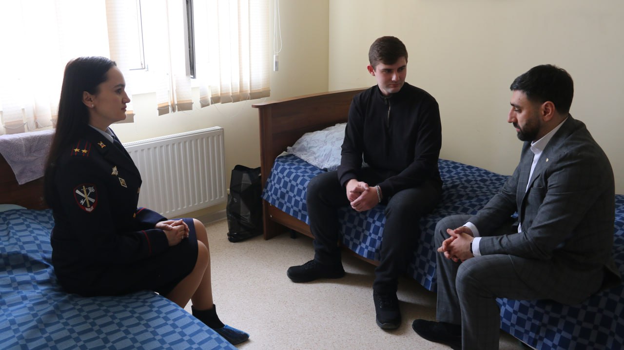 Председатель Общественного совета при краевом Главке навестил сотрудников органов внутренних дел в реабилитационном центре Председатель Общественного совета при краевом Главке навестил сотрудников органов внутренних дел в реабилитационном центре