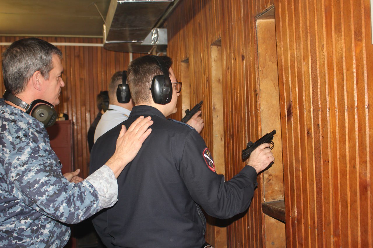 На Ставрополье в преддверии Дня защитника Отечества состоялись соревнования по стрельбе среди сотрудников краевого Главка На Ставрополье в преддверии Дня защитника Отечества состоялись соревнования по стрельбе среди сотрудников краевого Главка