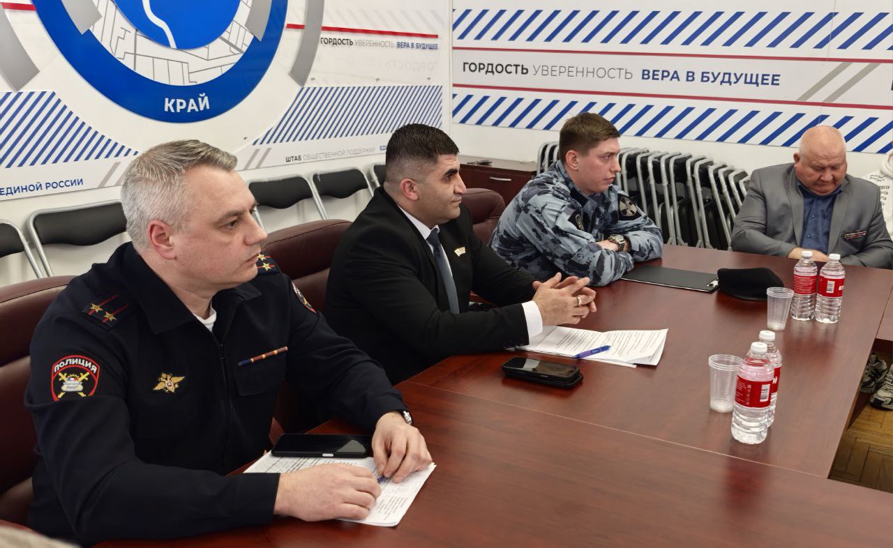 Круглый стол «Служение Отечеству» объединил ветеранов и школьников края в перспективах патриотического воспитания молодёжи