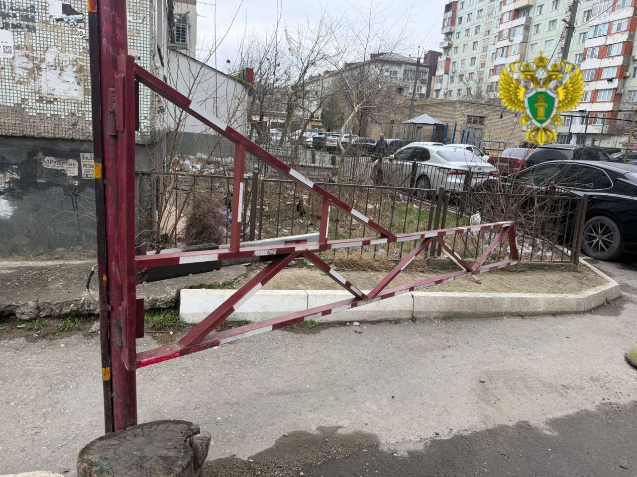 В Махачкале мальчик выпал из окна многоэтажки В Махачкале мальчик выпал из окна многоэтажки