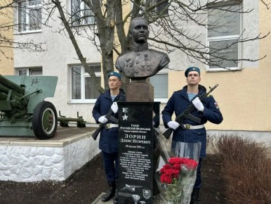Бюст Герою России Денису Зорину открыли в 247-м Гвардейском полку в Ставрополе