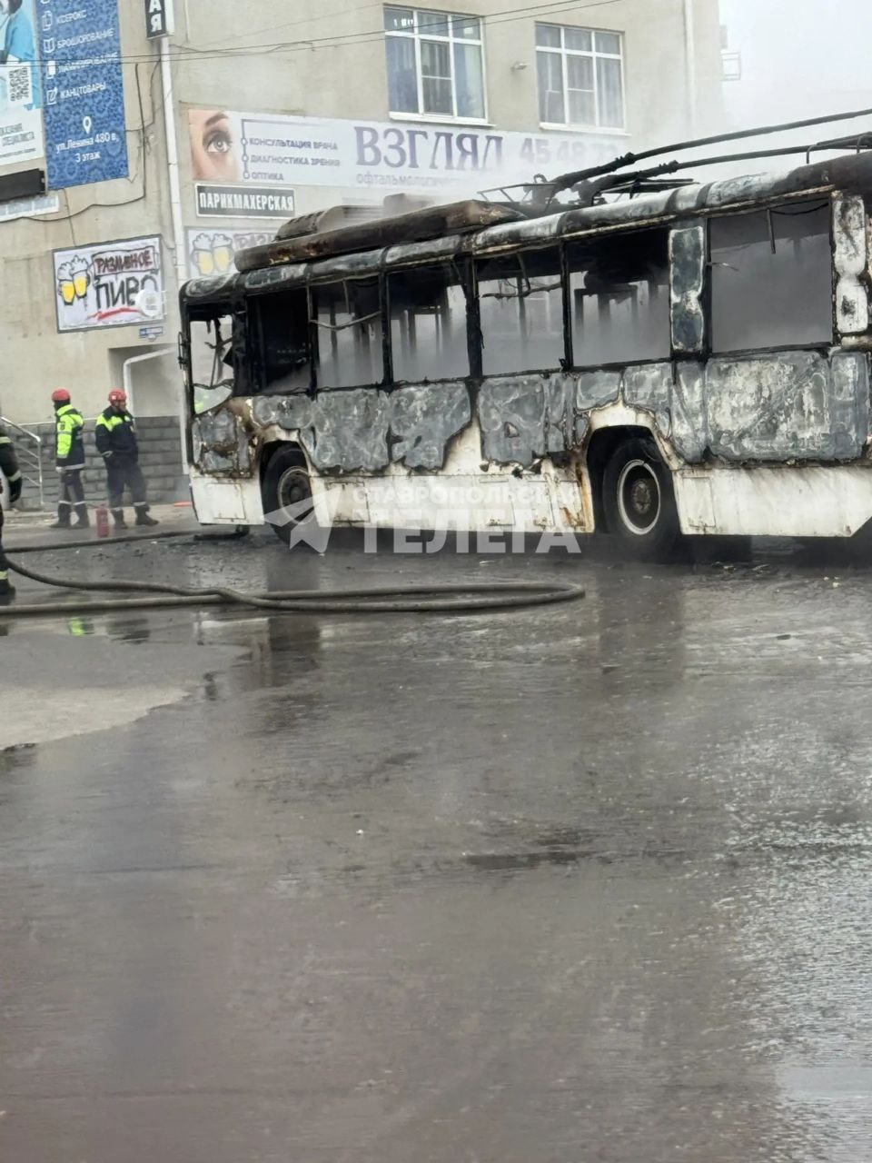 На конечной остановке «единицы» в Ставрополе пожарные тушат троллейбус