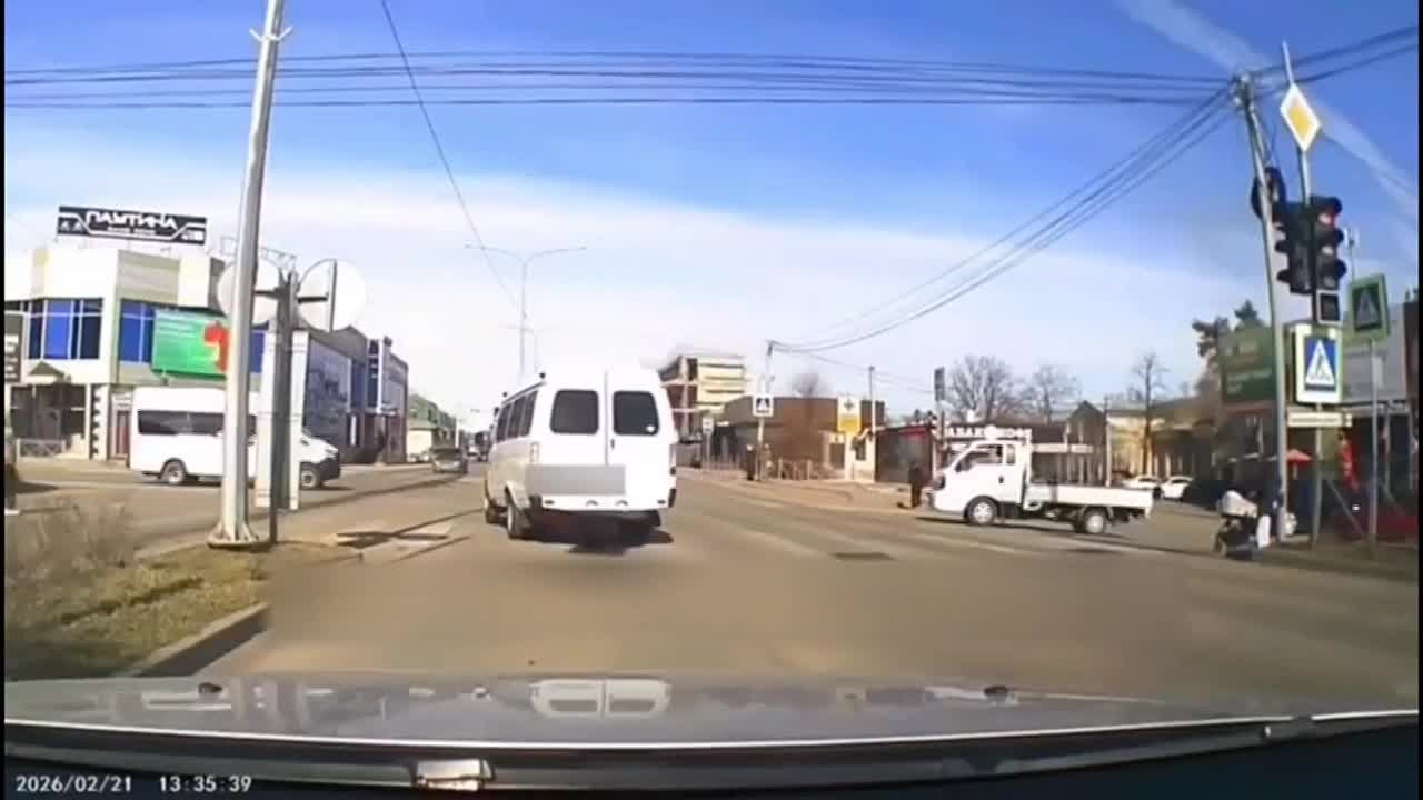 В Минеральные Водах автоинспекторы привлекли к ответственности водителя пассажирского транспорта, проехавшего на запрещающий сигнал светофора