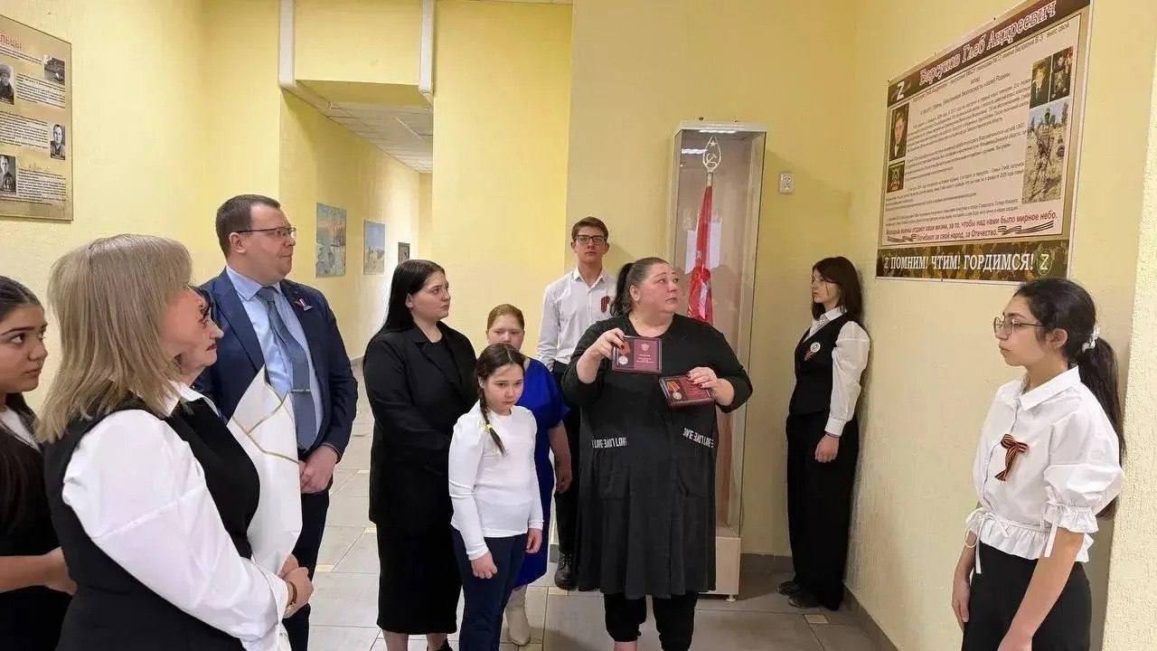 Стенд погибшему участнику СВО открыли в ставропольской гимназии Стенд погибшему участнику СВО открыли в ставропольской гимназии