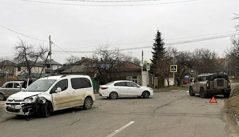 В столкновении. двух автомобилей в Ставрополе пострадал водитель