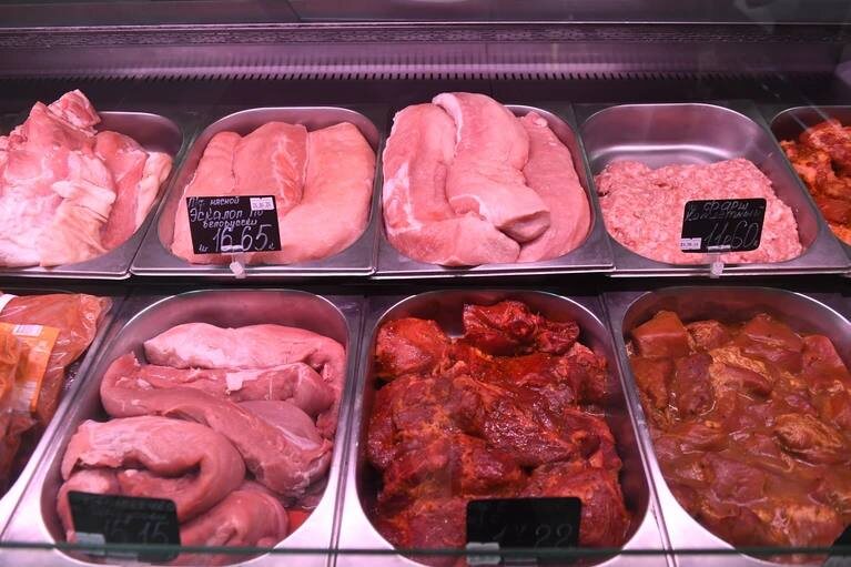 На мясной базе в Шушарах выявили нарушение сроков годности свинины