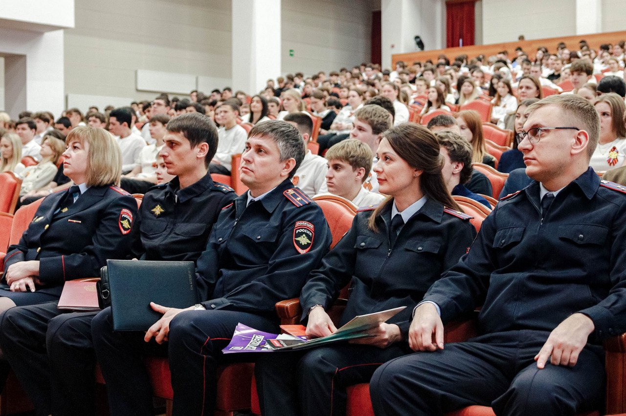 В Ставрополе полицейские и представители Общественного совета провели информационную кампанию «АнтиДроп» для студентов