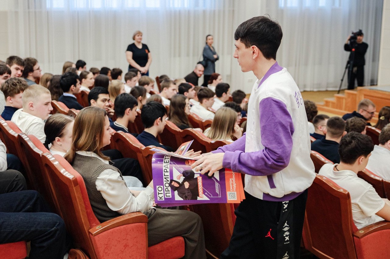 В Ставрополе полицейские и представители Общественного совета провели информационную кампанию «АнтиДроп» для студентов В Ставрополе полицейские и представители Общественного совета провели информационную кампанию «АнтиДроп» для студентов