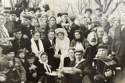 Казалось бы, на снимке – типичная свадьба середины 50-х годов