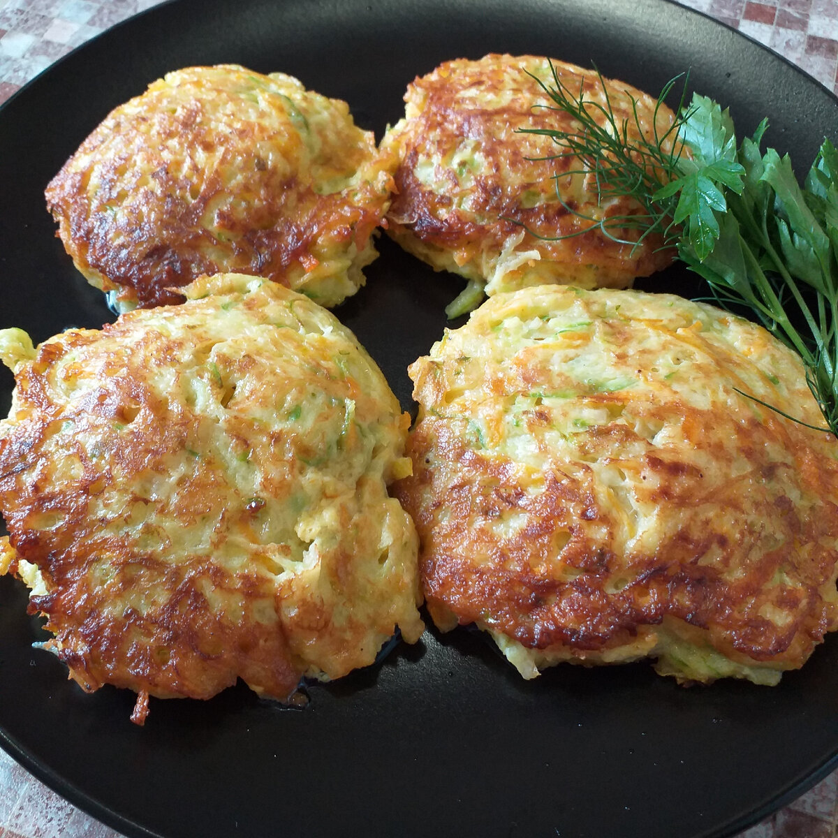 Необычные оладушки из кабачков и куриного филе: быстро и вкусно