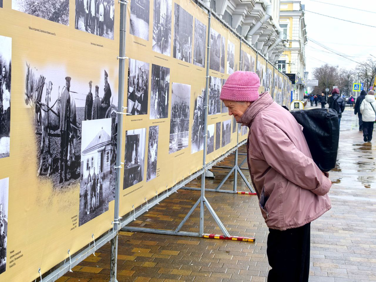 У фасада музея-заповедника открылась выставка «Этническая карта Ставрополья: единство и культурное разнообразие» У фасада музея-заповедника открылась выставка «Этническая карта Ставрополья: единство и культурное разнообразие»