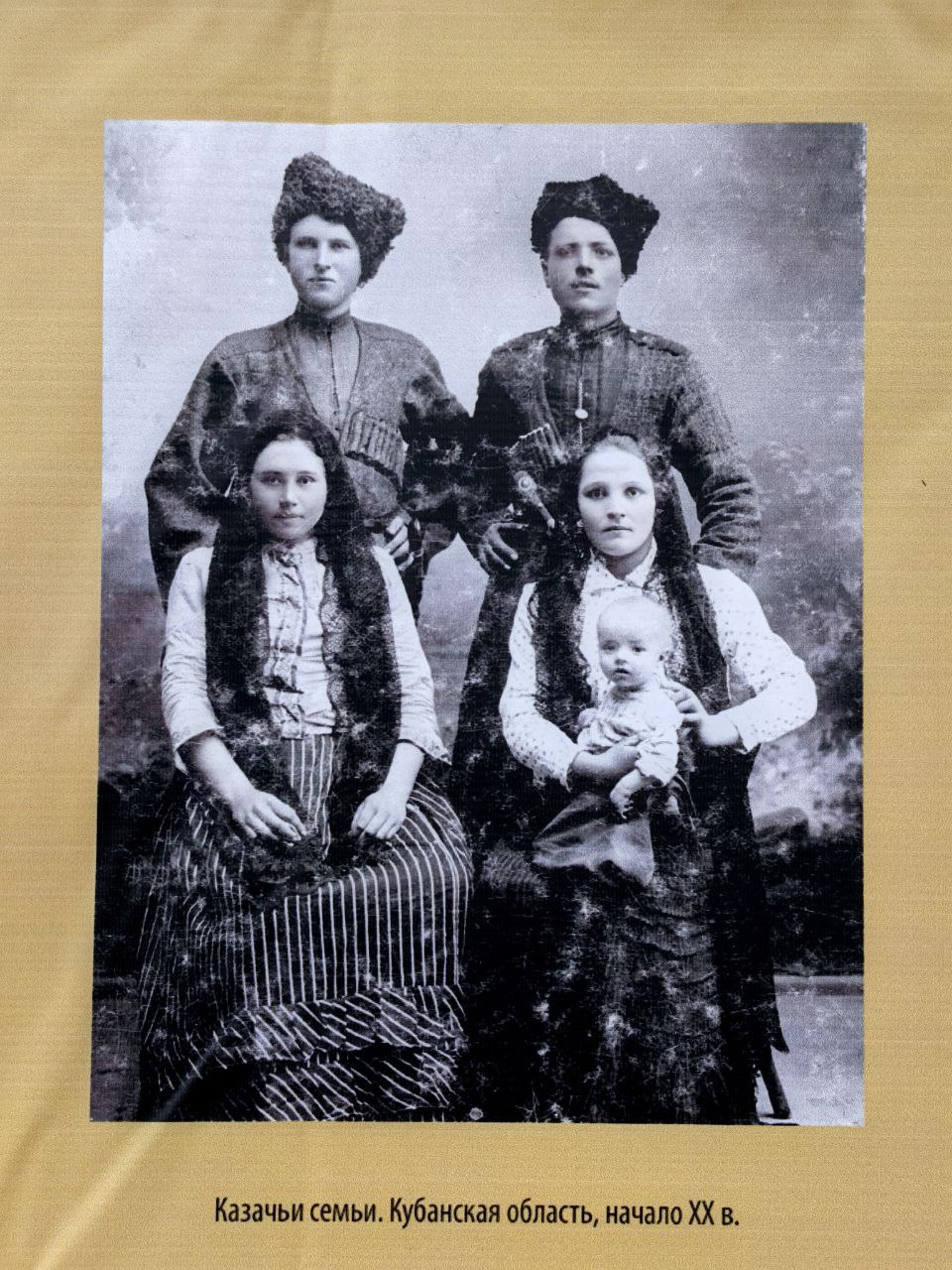 У фасада музея-заповедника открылась выставка «Этническая карта Ставрополья: единство и культурное разнообразие» У фасада музея-заповедника открылась выставка «Этническая карта Ставрополья: единство и культурное разнообразие»