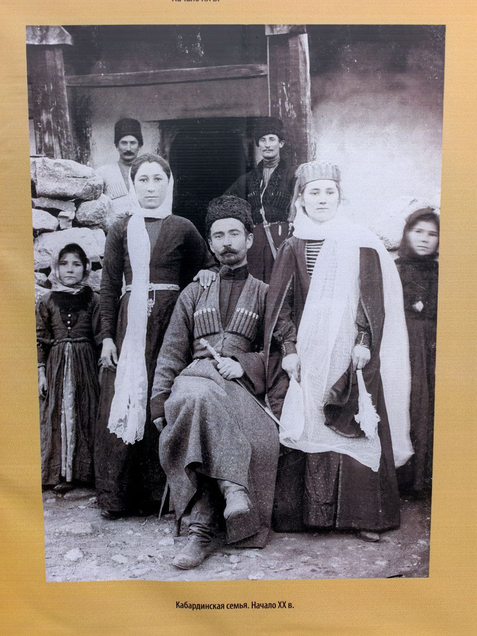 У фасада музея-заповедника открылась выставка «Этническая карта Ставрополья: единство и культурное разнообразие»