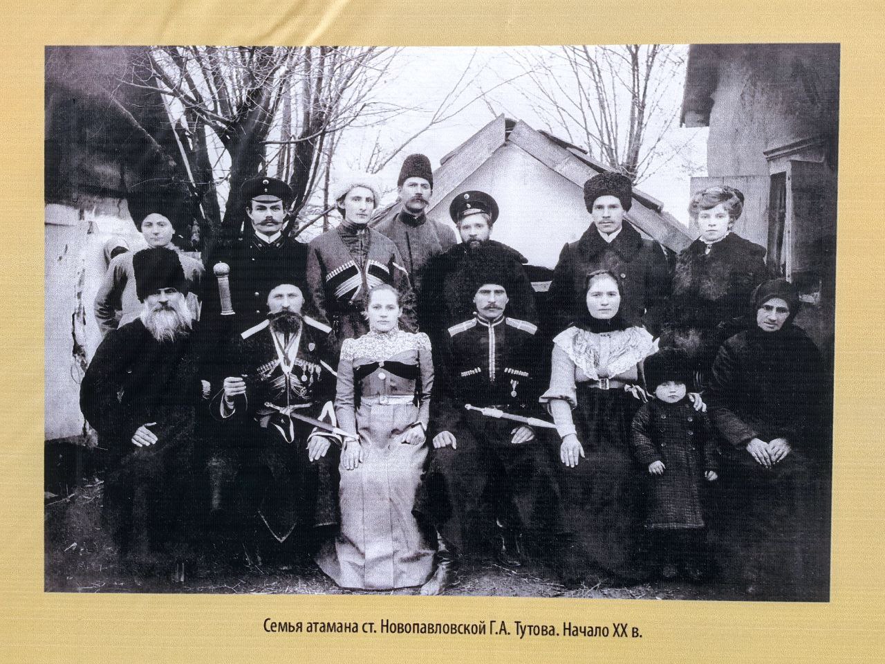 У фасада музея-заповедника открылась выставка «Этническая карта Ставрополья: единство и культурное разнообразие» У фасада музея-заповедника открылась выставка «Этническая карта Ставрополья: единство и культурное разнообразие»