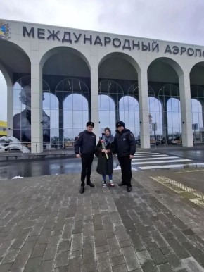 В преддверии празднования Международного женского дня сотрудники линейного отдела полиции в аэропорту Ставрополь организовали приятный сюрприз для женщин в международном аэропорту имени А. В. Суворова