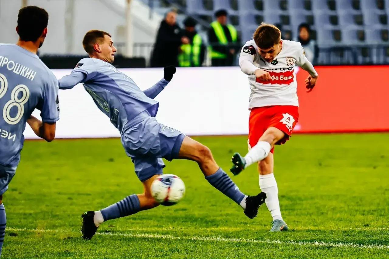 Ничья в Астрахани. Футболисты пятигорского «Машука-КМВ» во втором туре весенней части первенства России в «золотой» группе дивизиона «А» второй лиги в Астрахани мерились силами с местными «волгарями» Ничья в Астрахани. Футболисты пятигорского «Машука-КМВ» во втором туре весенней части первенства России в «золотой» группе дивизиона «А» второй лиги в Астрахани мерились силами с местными «волгарями»