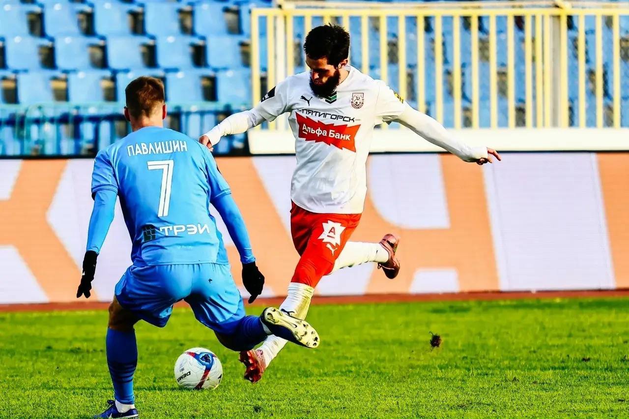 Ничья в Астрахани. Футболисты пятигорского «Машука-КМВ» во втором туре весенней части первенства России в «золотой» группе дивизиона «А» второй лиги в Астрахани мерились силами с местными «волгарями»