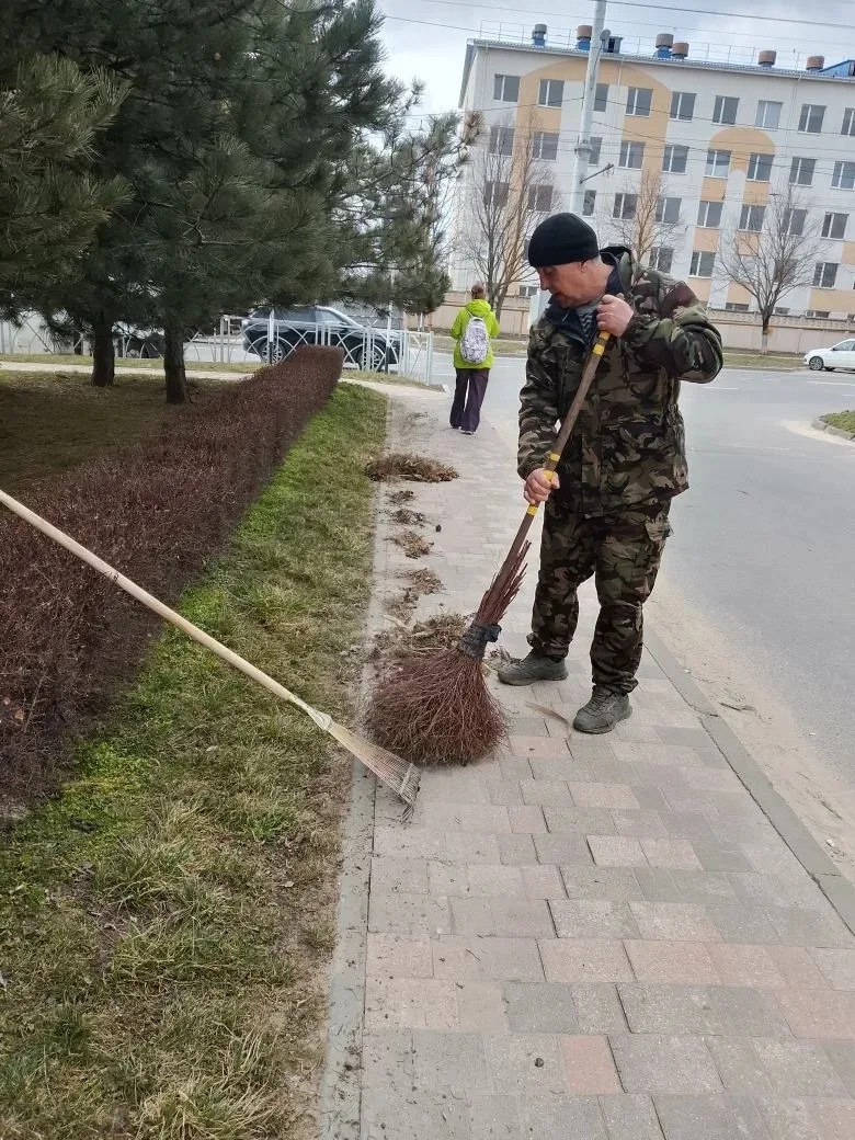 Ставрополь продолжают приводить в порядок после зимы: дороги, тротуары и остановки моют и ремонтируют