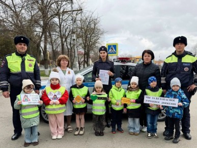 В Курском округе дорожные полицейские и дошкольники провели акцию «Маленькое сердце — главный пассажир»